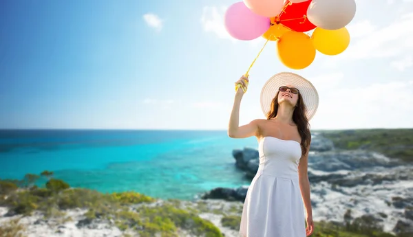 Smiling young woman in sunglasses with balloons — Stock Photo, Image