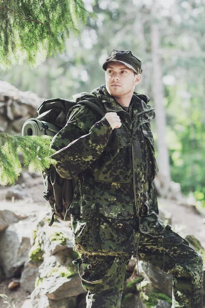 숲에서 배낭 젊은 군인 — 스톡 사진