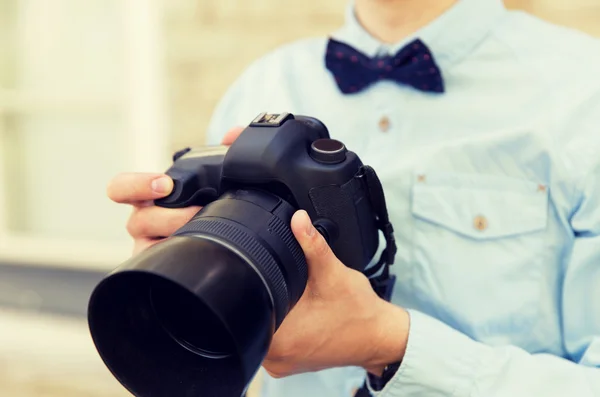 Κοντινό πλάνο αρσενικό φωτογράφος με ψηφιακή φωτογραφική μηχανή — Φωτογραφία Αρχείου