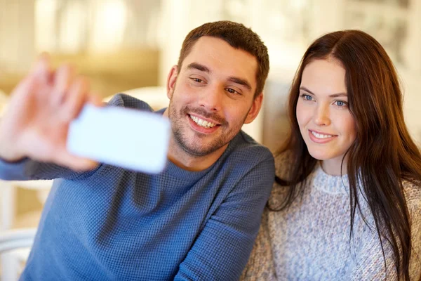 Pareja tomando selfie smartphone en el restaurante cafetería —  Fotos de Stock