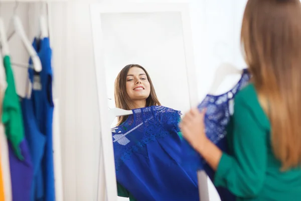 幸せな女を選ぶ服自宅のワードローブ — ストック写真