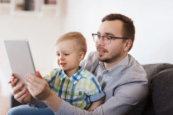 Apa és fia, a tablet pc játék otthon — Stock Fotó