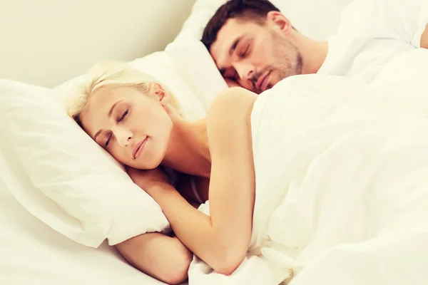 Casal feliz dormindo na cama em casa — Fotografia de Stock
