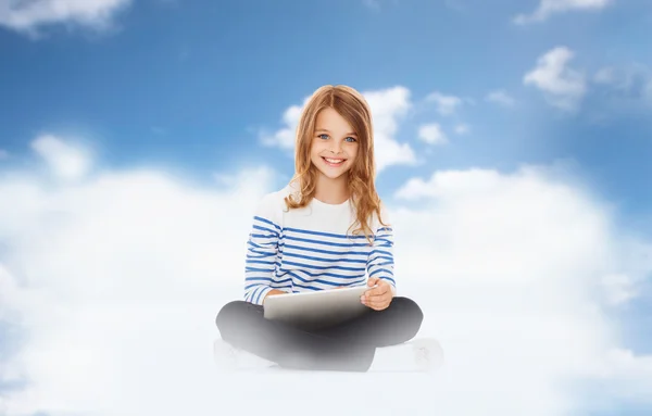 Leende flicka med tablet pc-dator — Stockfoto