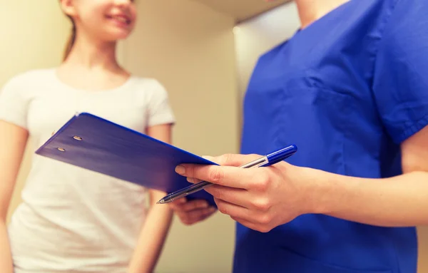 Close up of nurse with clipboard and pen with girl — Stock Photo, Image