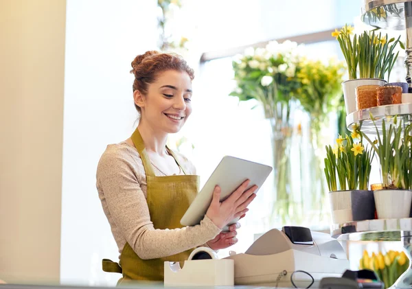 Mulher com computador tablet pc na loja de flores — Fotografia de Stock