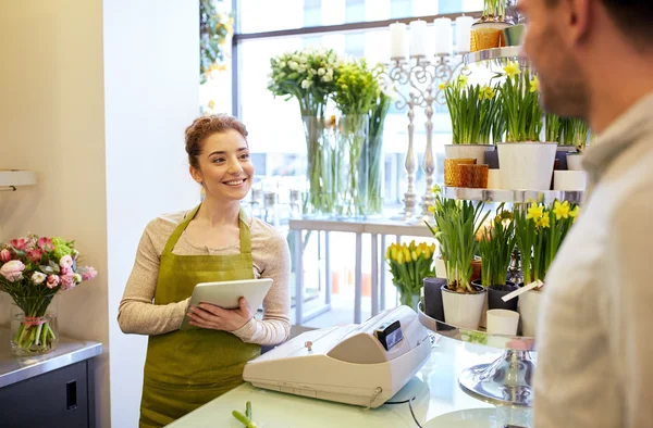 Floristería mujer y hombre haciendo orden en floristería — Foto de Stock