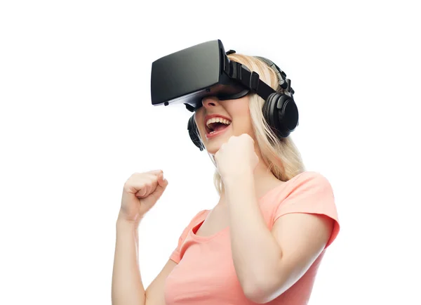 Kvinna i virtuell verklighet headset eller 3D-glasögon — Stockfoto