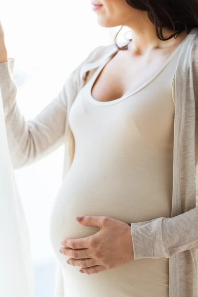 Primer plano de la mujer embarazada feliz con gran vientre —  Fotos de Stock