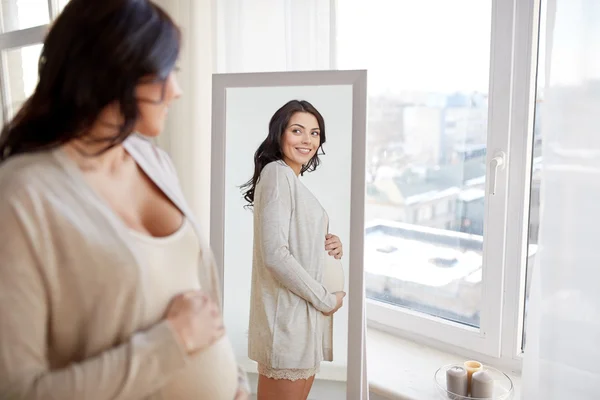 Szczęśliwy w ciąży kobieta patrząc do lustra w domu — Zdjęcie stockowe