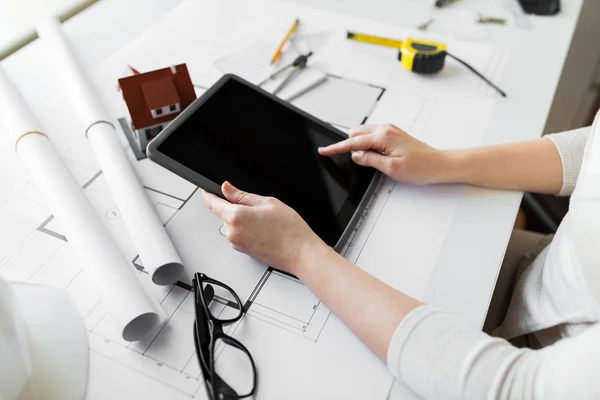 Närbild på hand med blueprint och tablet pc — Stockfoto