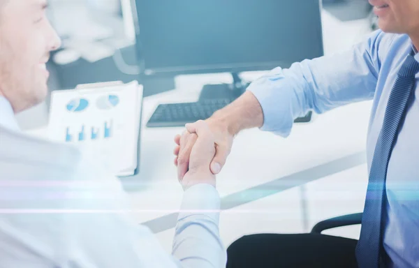 Hombres de negocios estrechando la mano en la oficina — Foto de Stock