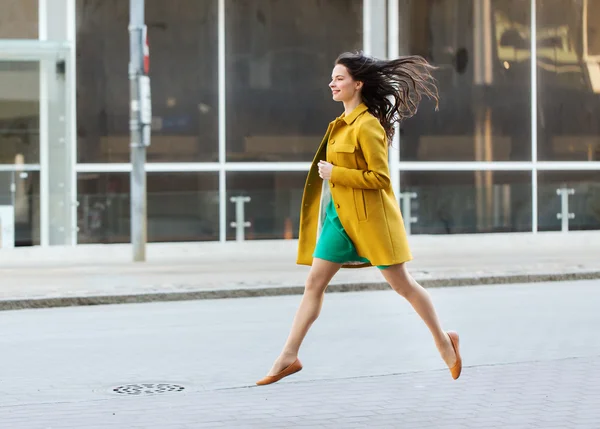 Jeune femme heureuse ou adolescente dans la rue de la ville — Photo