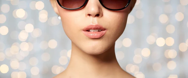 Zamknij się z piękną kobietą w czarne okulary przeciwsłoneczne — Zdjęcie stockowe