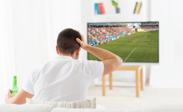 Człowiek, oglądanie piłki nożnej lub grze piłka nożna w tv w domu — Zdjęcie stockowe