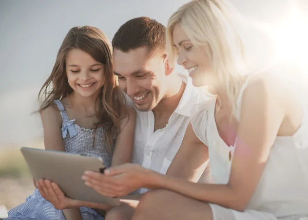 Familia feliz con tableta pc tomando fotos —  Fotos de Stock