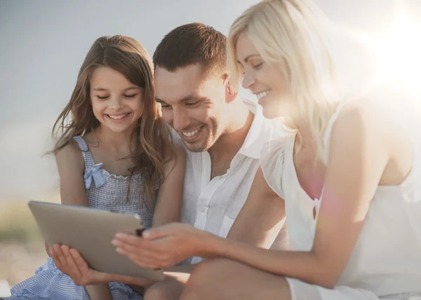 Familia feliz con tableta pc tomando fotos — Foto de Stock