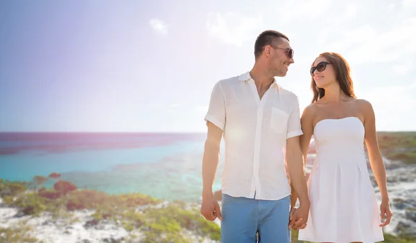 Lyckligt leende par över sommaren stranden och havet — Stockfoto