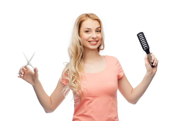 Mujer joven con tijeras y cepillo de pelo — Foto de Stock