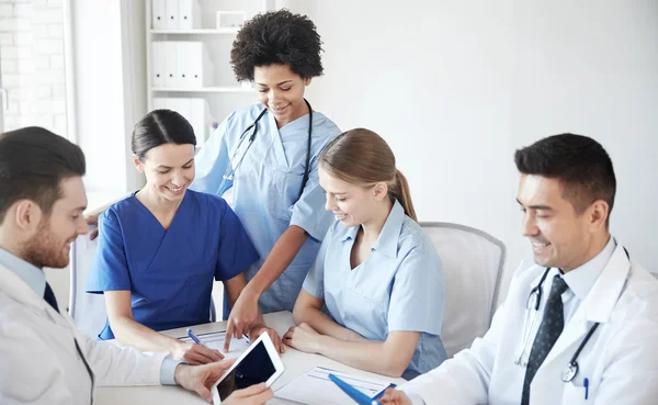 Gruppo di medici felici incontro presso l'ufficio ospedaliero — Foto Stock