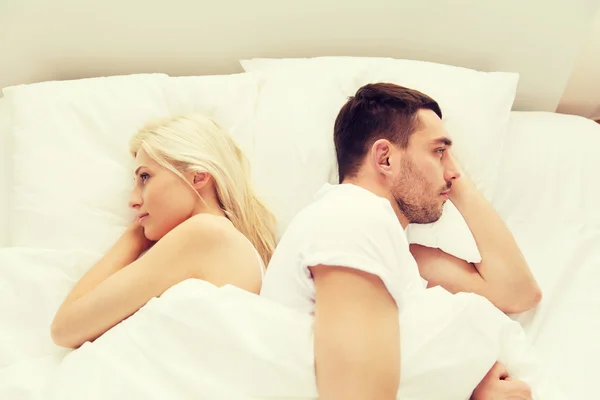 Unhappy couple lying in bed at home — Φωτογραφία Αρχείου