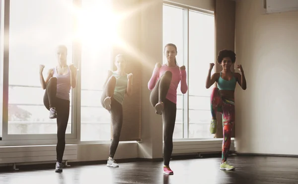 Gruppo di donne che si allenano in palestra — Foto Stock