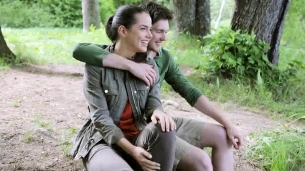 Счастливая пара обнимается на открытом воздухе 10 — стоковое видео