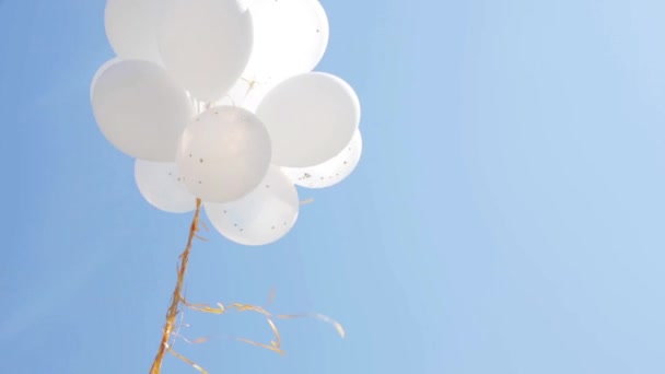 Palloncini gonfiati di elio bianco nel cielo blu 1 — Video Stock