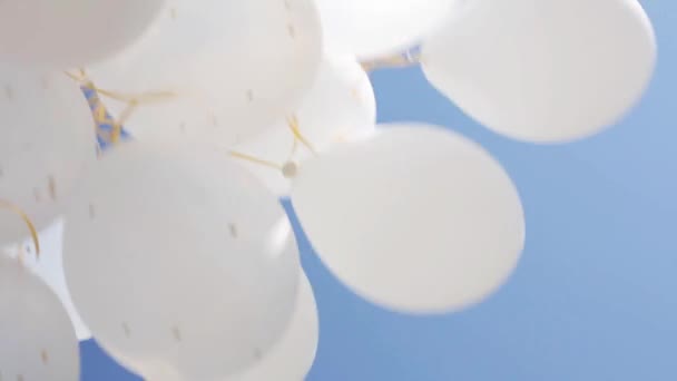 Globos inflados de helio blanco en el cielo azul 4 — Vídeo de stock