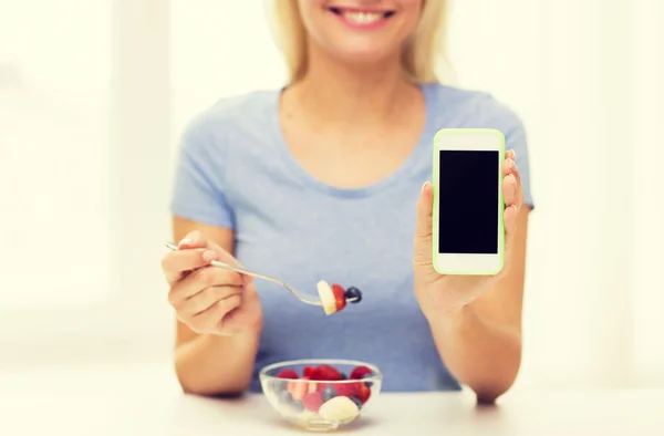 Close up van vrouw met smartphone eten Salade — Stockfoto