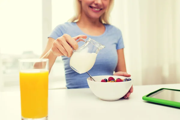 Primer plano de la mujer con la jarra de leche desayunando —  Fotos de Stock