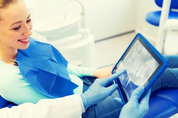 Dentista con radiografía de dientes en la tableta PC y la mujer — Foto de Stock