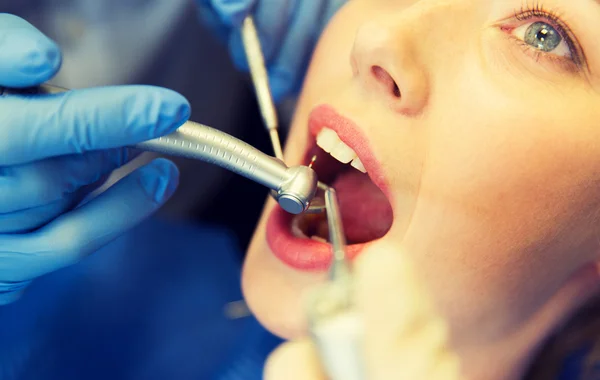 Gros plan du patient ayant reçu un traitement dentaire — Photo