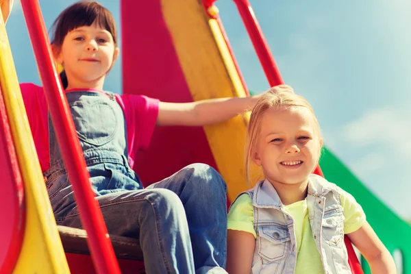 Glückliche Kinder auf Kinderspielplatz — Stockfoto