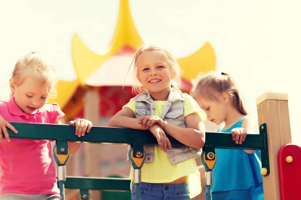 Meninas felizes no parque infantil — Fotografia de Stock