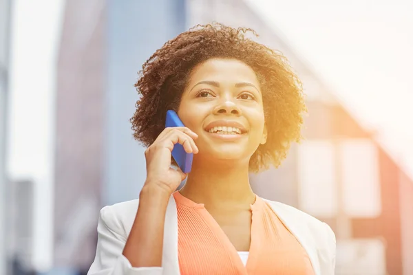 Feliz mulher de negócios africana chamando no smartphone — Fotografia de Stock