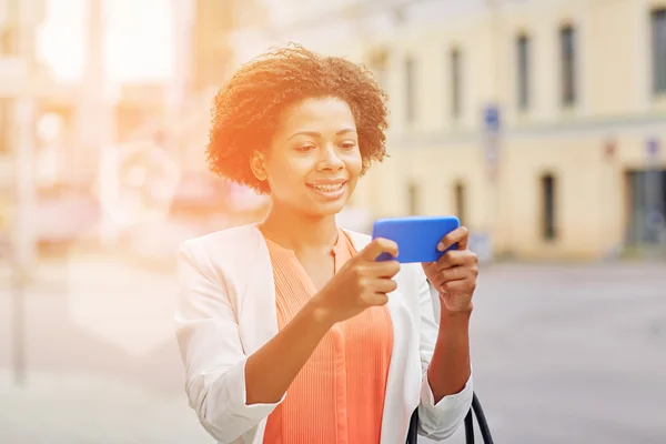 Happy african businesswoman with smartphone — Stock Photo, Image