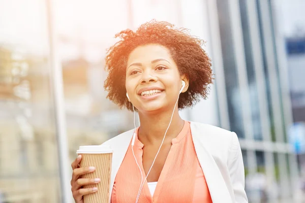 Mulher de negócios africana feliz com café na cidade — Fotografia de Stock