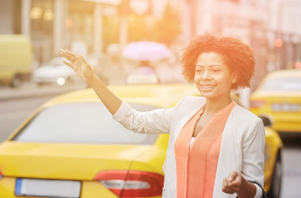 Mulher africana feliz pegar táxi — Fotografia de Stock