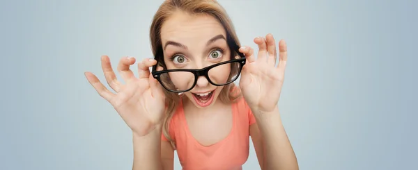 Mujer joven feliz o adolescente en gafas graduadas —  Fotos de Stock