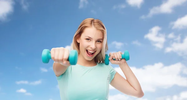 Sorridente bella giovane donna sportiva con manubri — Foto Stock