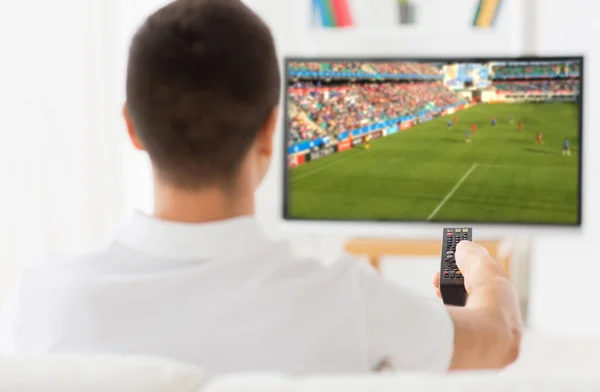 Hombre viendo fútbol o partido de fútbol en la televisión en casa — Foto de Stock
