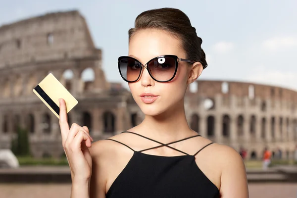 Belle jeune femme aux élégantes lunettes de soleil noires — Photo