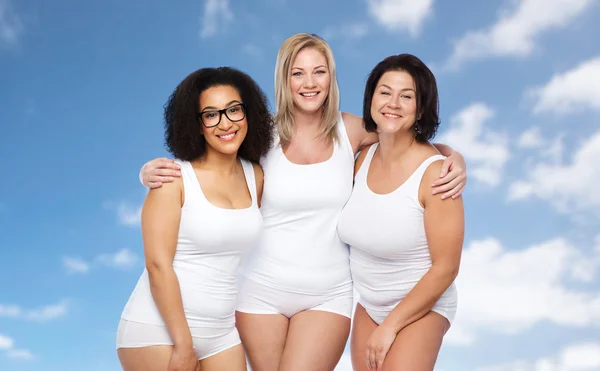 Grupp av glad plus size kvinnor i vita underkläder — Stockfoto