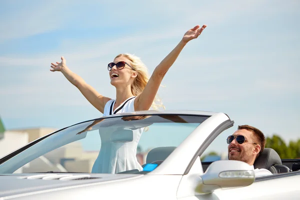 Feliz hombre y mujer conduciendo en coche cabriolet —  Fotos de Stock