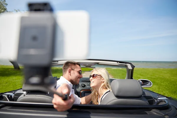 Glückliches Paar macht Selfie mit Smartphone im Auto — Stockfoto