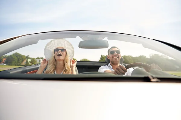 Glücklicher Mann und Frau im Cabrio — Stockfoto