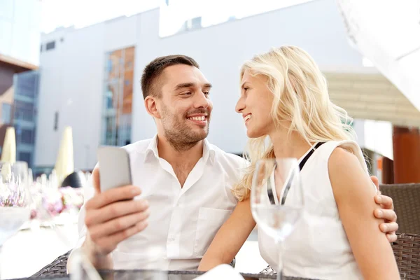 Pareja tomando selfie con smatphone en restaurante —  Fotos de Stock