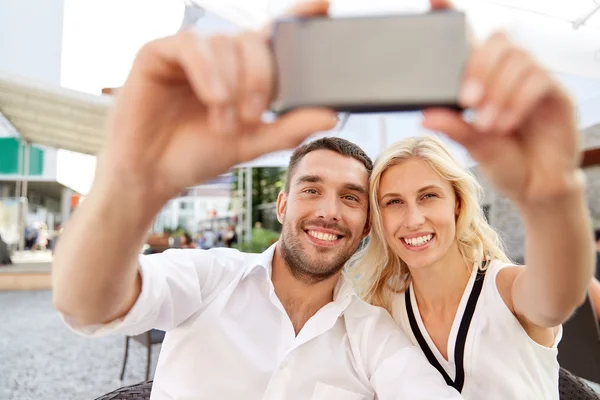 Pareja tomando selfie con smatphone en restaurante —  Fotos de Stock