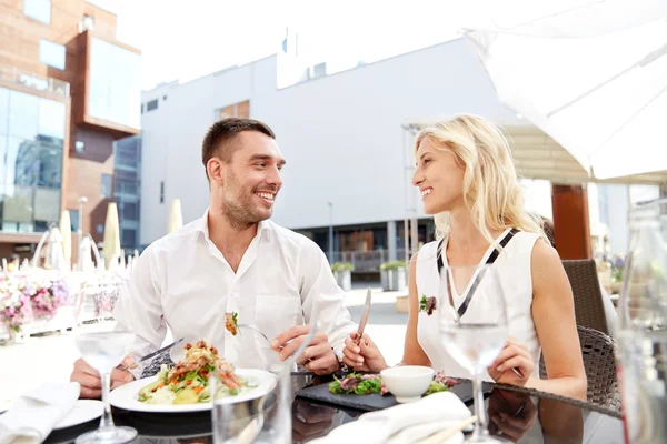 Šťastný pár jíst večeři na terase restaurace — Stock fotografie